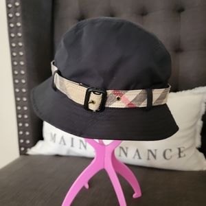 BURBERRY BLACK BELTED BUCKET HAT-MEDIUM
